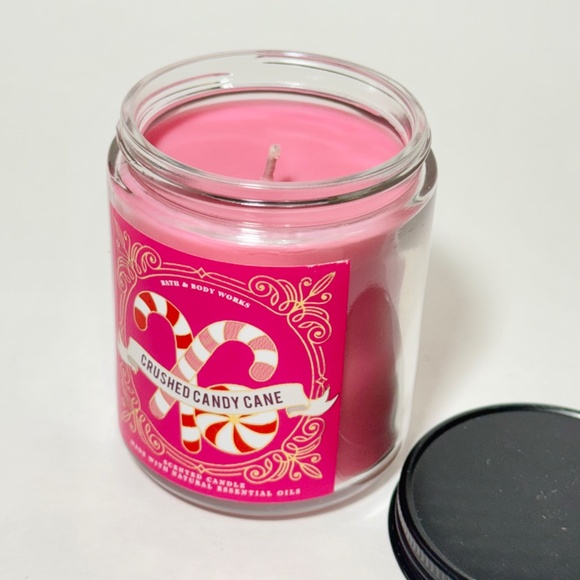 CRUSHED CANDY CANE Single Wick Candle - Picture 2 of 3